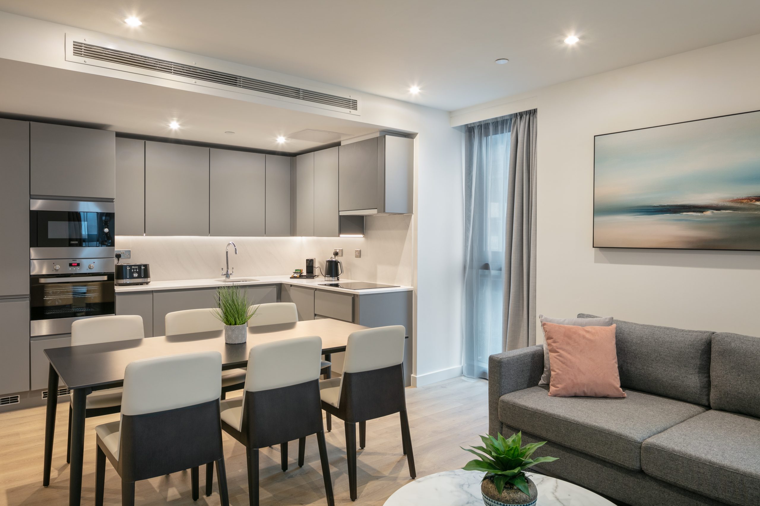 City Suites II kitchen and dining table